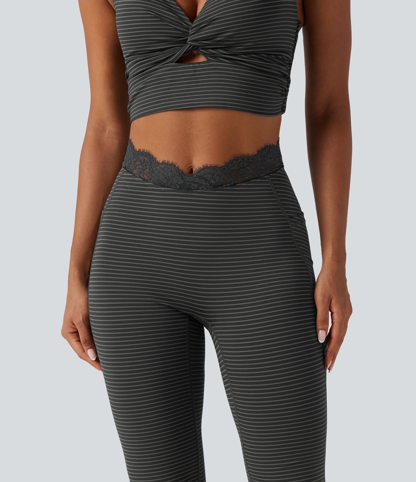 Flare-Yoga-Leggings mit hohem V-förmigem Bund, Seitentaschen, Kontrastspitze und Streifen