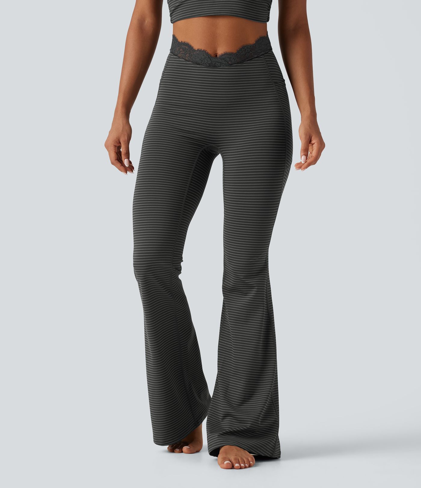 Flare-Yoga-Leggings mit hohem V-förmigem Bund, Seitentaschen, Kontrastspitze und Streifen