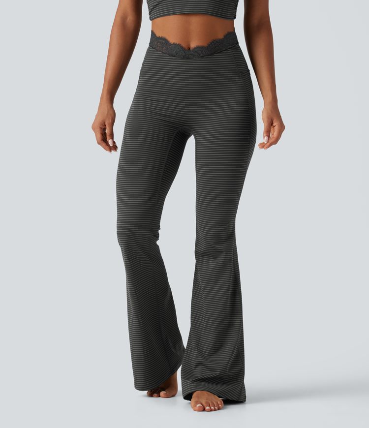 Flare-Yoga-Leggings mit hohem V-förmigem Bund, Seitentaschen, Kontrastspitze und Streifen