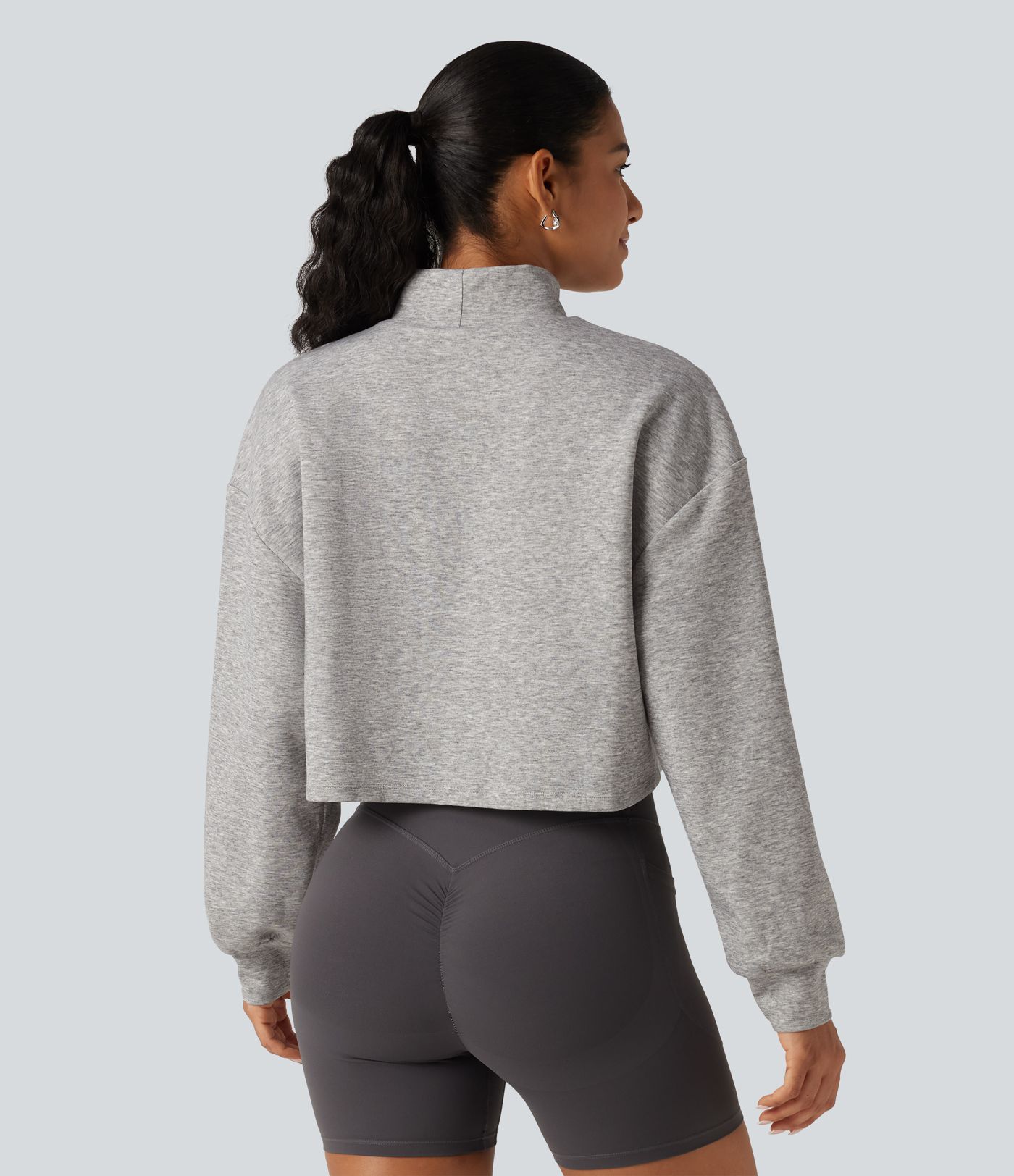 Lässiges, verkürztes Sweatshirt mit Stehkragen und langen Ärmeln Lässiges, verkürztes Sweatshirt mit Stehkragen und langen Ärmeln
