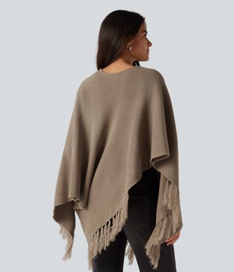 Poncho-cape en maille à encolure bateau et franges Poncho-cape en maille à encolure bateau et franges