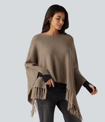 Poncho-cape en maille à encolure bateau et franges Poncho-cape en maille à encolure bateau et franges