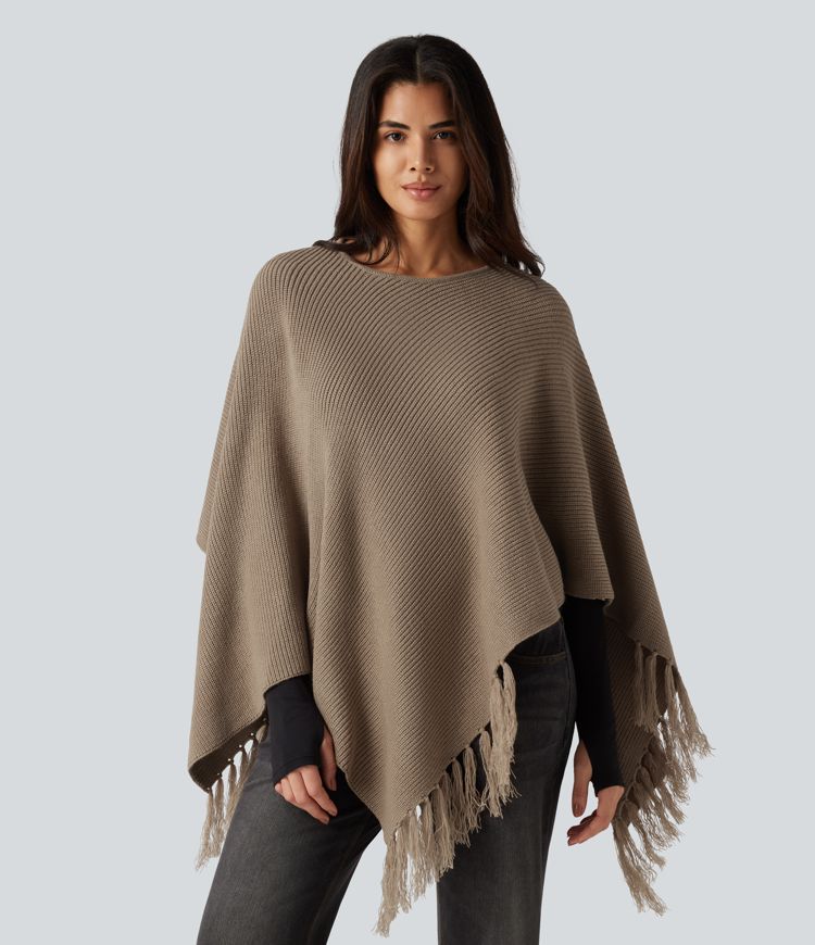 Poncho-cape en maille à encolure bateau et franges Poncho-cape en maille à encolure bateau et franges