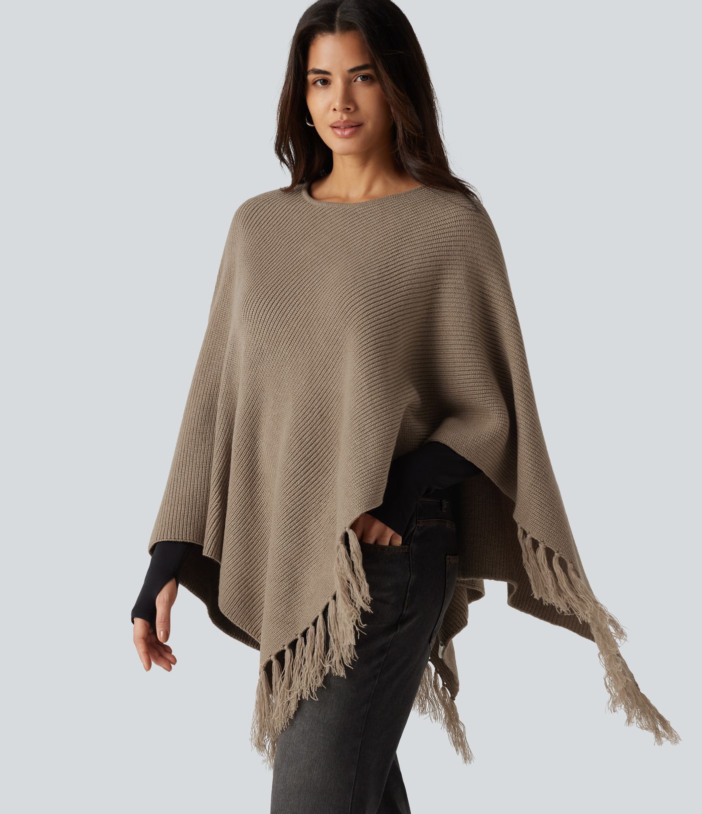 Poncho-cape en maille à encolure bateau et franges Poncho-cape en maille à encolure bateau et franges