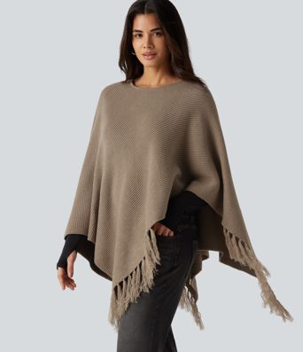 Poncho-cape en maille à encolure bateau et franges Poncho-cape en maille à encolure bateau et franges