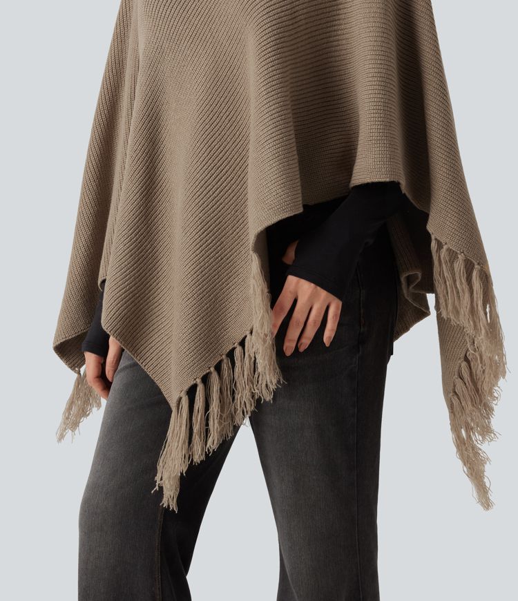 Poncho-cape en maille à encolure bateau et franges Poncho-cape en maille à encolure bateau et franges