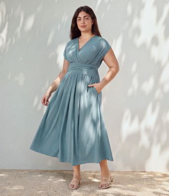 Breezeful™ V-Ausschnitt kurzärmeliges Midi-Kleid mit Tasche und Bindeband am Rücken, schnelltrocknend, leger, in Übergrößen Breezeful™ V-Ausschnitt kurzärmeliges Midi-Kleid mit Tasche und Bindeband am Rücken, schnelltrocknend, leger, in Übergrößen