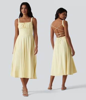 Vestido midi fluido de estilo resort con espalda cruzada y descubierta, escote cuadrado, sin mangas, fruncido y con sujetador integrado.
