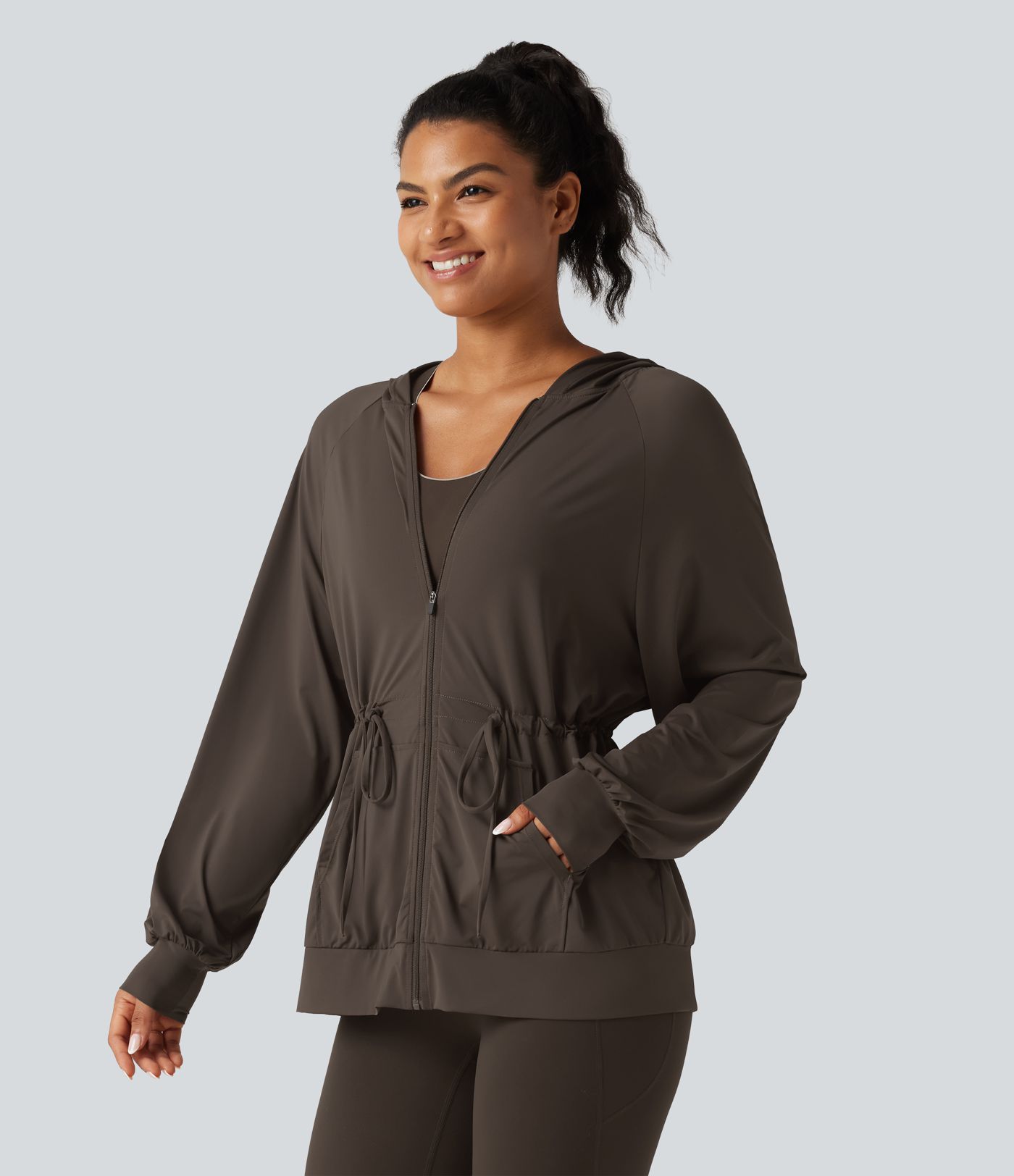 Yoga-Jacke mit Kapuze, langen Ärmeln, Kordelzug, InstantCool-Funktion und Taschen - UPF50+ Yoga-Jacke mit Kapuze, langen Ärmeln, Kordelzug, InstantCool-Funktion und Taschen - UPF50+
