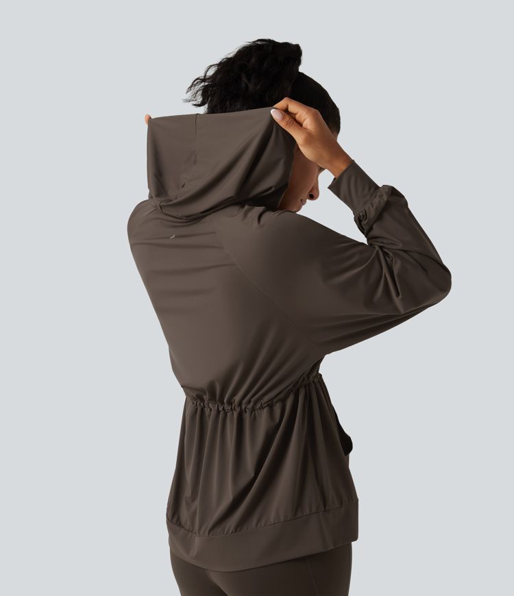Yoga-Jacke mit Kapuze, langen Ärmeln, Kordelzug, InstantCool-Funktion und Taschen - UPF50+ Yoga-Jacke mit Kapuze, langen Ärmeln, Kordelzug, InstantCool-Funktion und Taschen - UPF50+