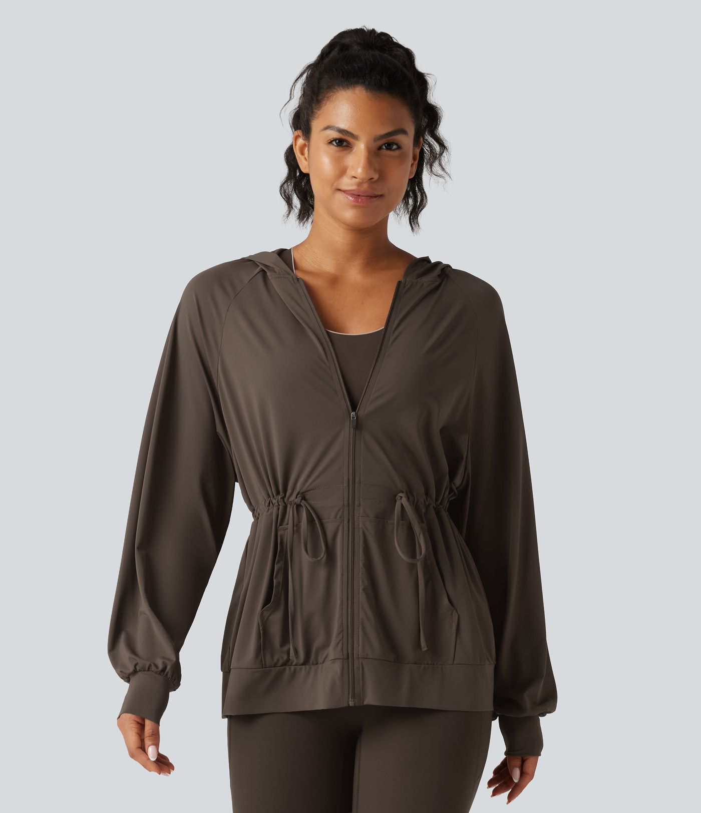 Yoga-Jacke mit Kapuze, langen Ärmeln, Kordelzug, InstantCool-Funktion und Taschen - UPF50+ Yoga-Jacke mit Kapuze, langen Ärmeln, Kordelzug, InstantCool-Funktion und Taschen - UPF50+