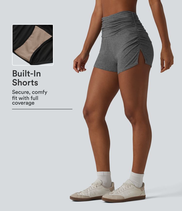 Shorts décontractés taille haute, froncés, avec culotte intégrée 2.5'' Shorts décontractés taille haute, froncés, avec culotte intégrée 2.5''