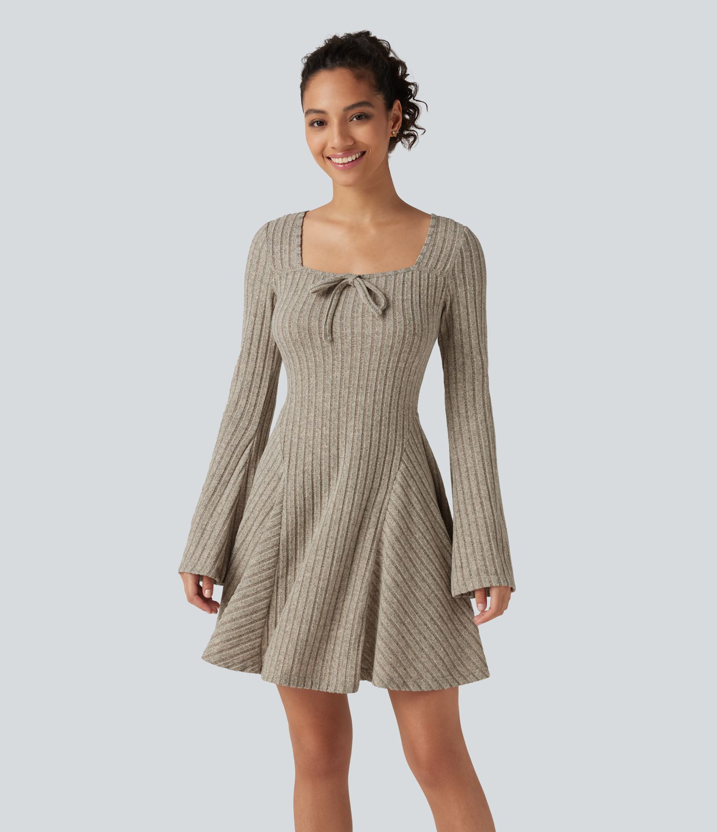 Robe mini évasée en maille côtelée à encolure carrée, manches longues à volants et nœud décoratif