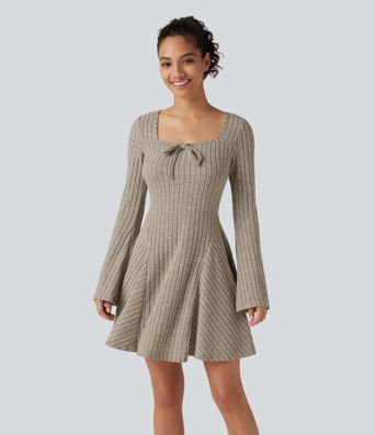 Robe mini évasée en maille côtelée à encolure carrée, manches longues à volants et nœud décoratif