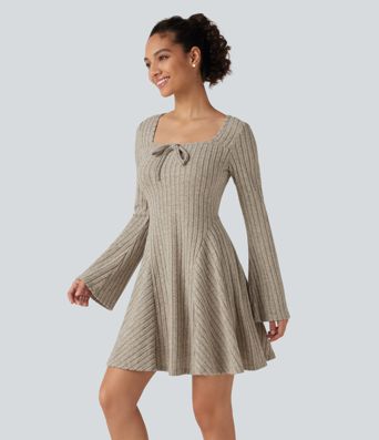Robe mini évasée en maille côtelée à encolure carrée, manches longues à volants et nœud décoratif