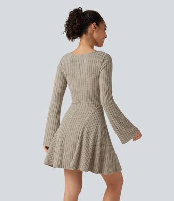 Robe mini évasée en maille côtelée à encolure carrée, manches longues à volants et nœud décoratif