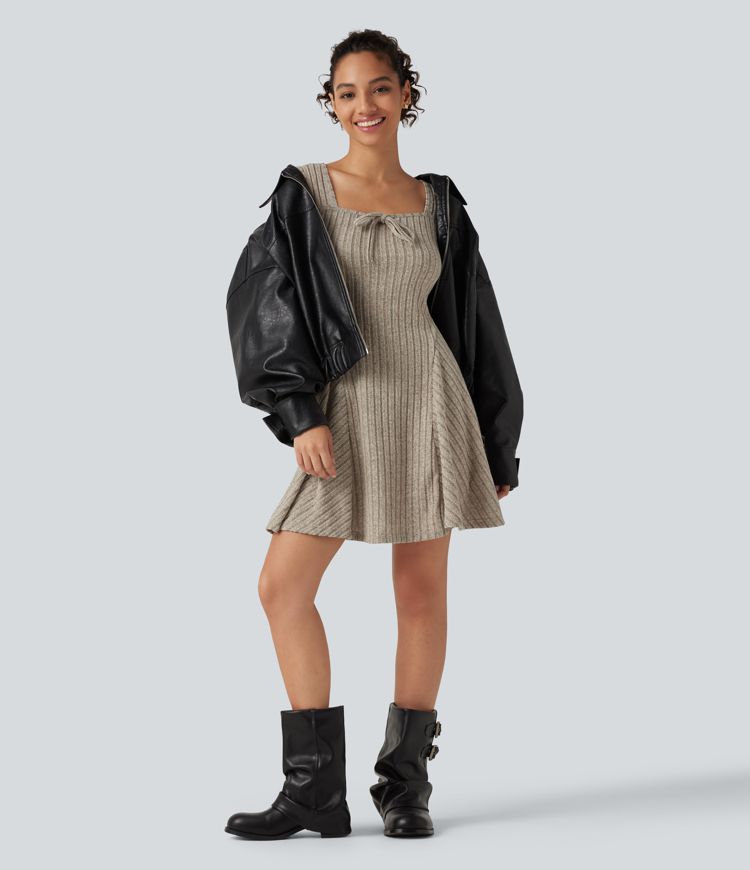 Robe mini évasée en maille côtelée à encolure carrée, manches longues à volants et nœud décoratif