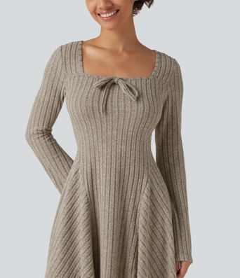 Robe mini évasée en maille côtelée à encolure carrée, manches longues à volants et nœud décoratif