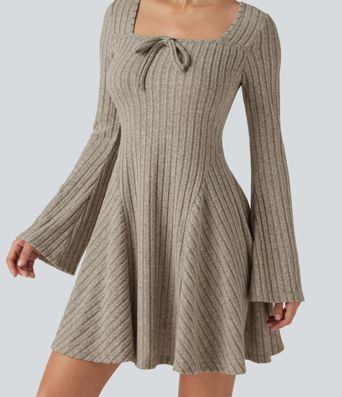 Robe mini évasée en maille côtelée à encolure carrée, manches longues à volants et nœud décoratif