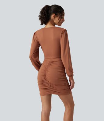 Figurbetontes, gerafftes Minikleid mit V-Ausschnitt und langen Ärmeln