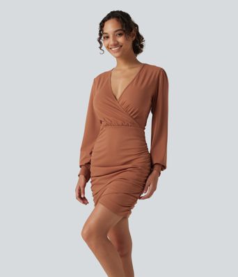 Figurbetontes, gerafftes Minikleid mit V-Ausschnitt und langen Ärmeln