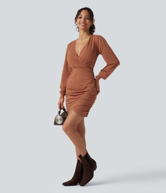 Figurbetontes, gerafftes Minikleid mit V-Ausschnitt und langen Ärmeln