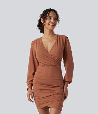 Figurbetontes, gerafftes Minikleid mit V-Ausschnitt und langen Ärmeln
