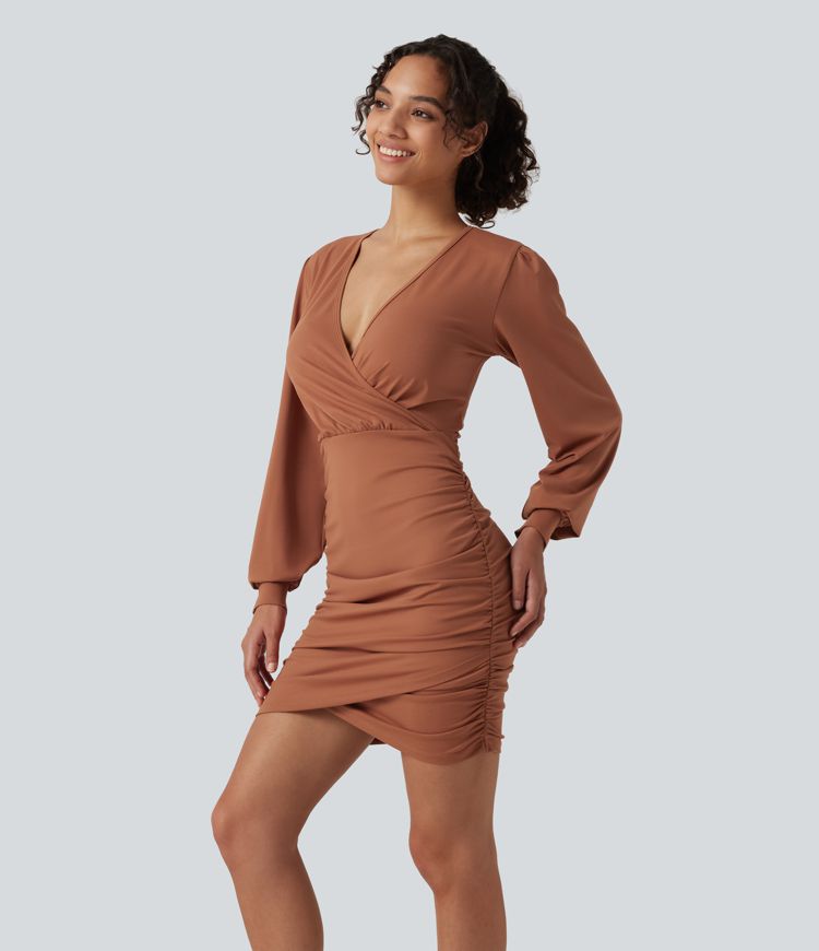 Figurbetontes, gerafftes Minikleid mit V-Ausschnitt und langen Ärmeln