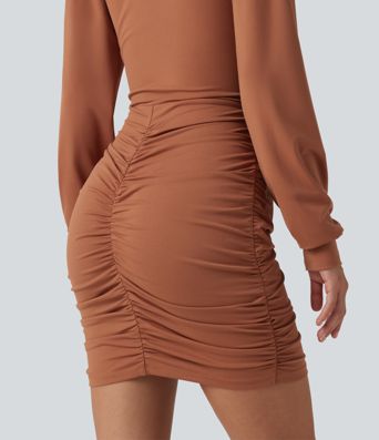Figurbetontes, gerafftes Minikleid mit V-Ausschnitt und langen Ärmeln