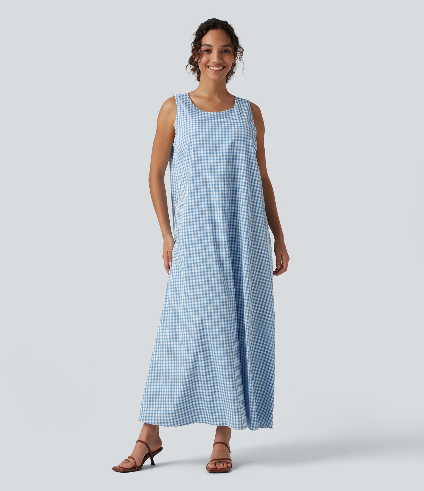 Vestido tipo tank midi informal sin mangas con cuello redondo, cuadros vichy con efecto arrugado y bolsillos — para copas DD–F Vestido tipo tank midi informal sin mangas con cuello redondo, cuadros vichy con efecto arrugado y bolsillos — para copas DD–F
