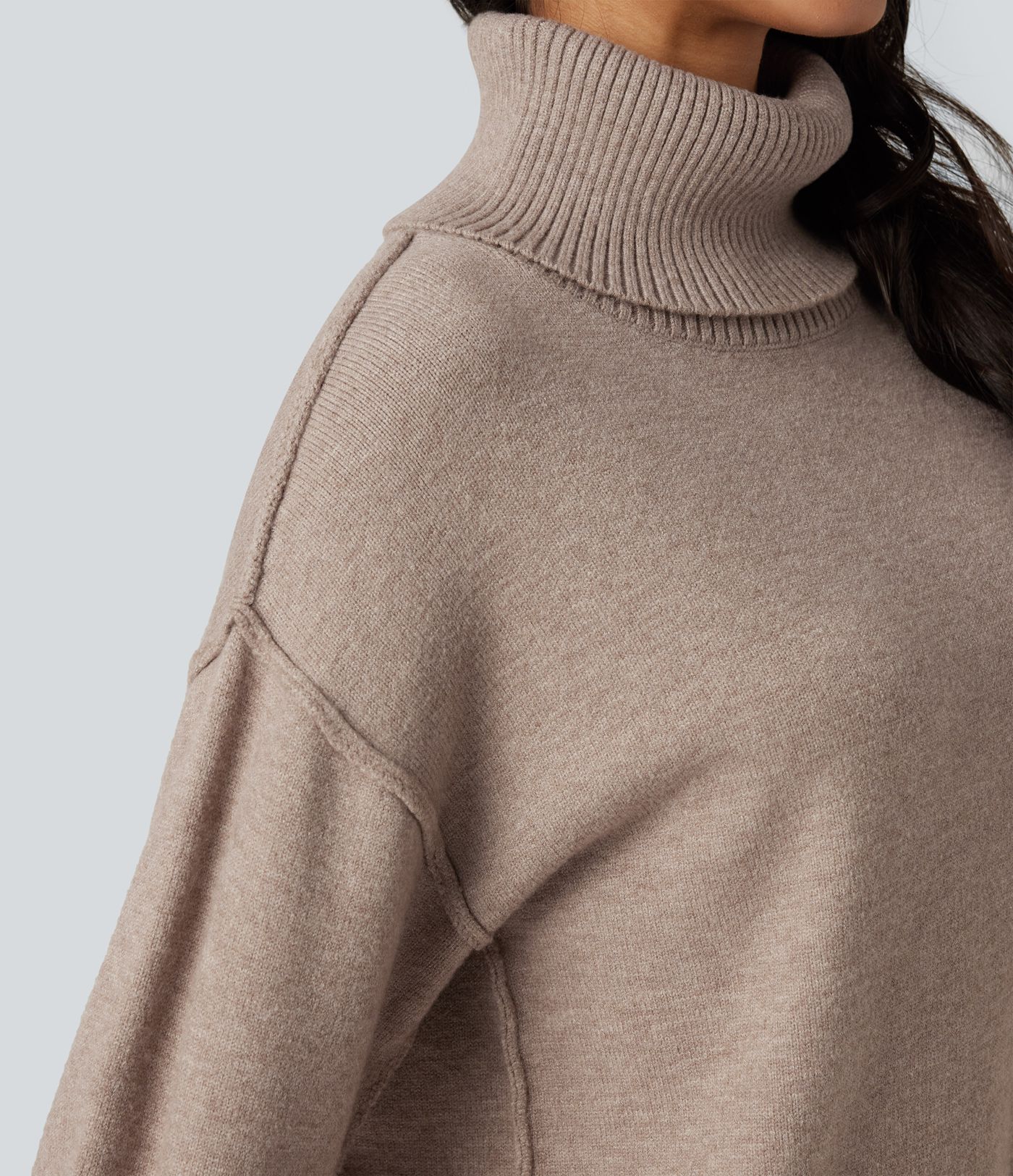 Lässiger Pullover mit hohem Kragen und langen Ärmeln