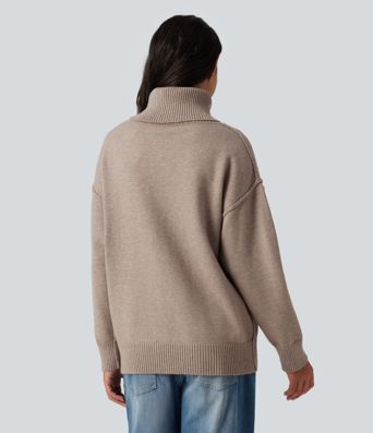 Lässiger Pullover mit hohem Kragen und langen Ärmeln
