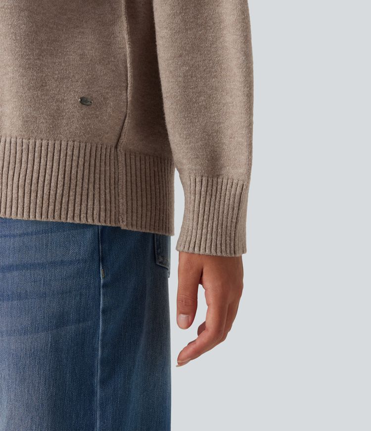 Lässiger Pullover mit hohem Kragen und langen Ärmeln