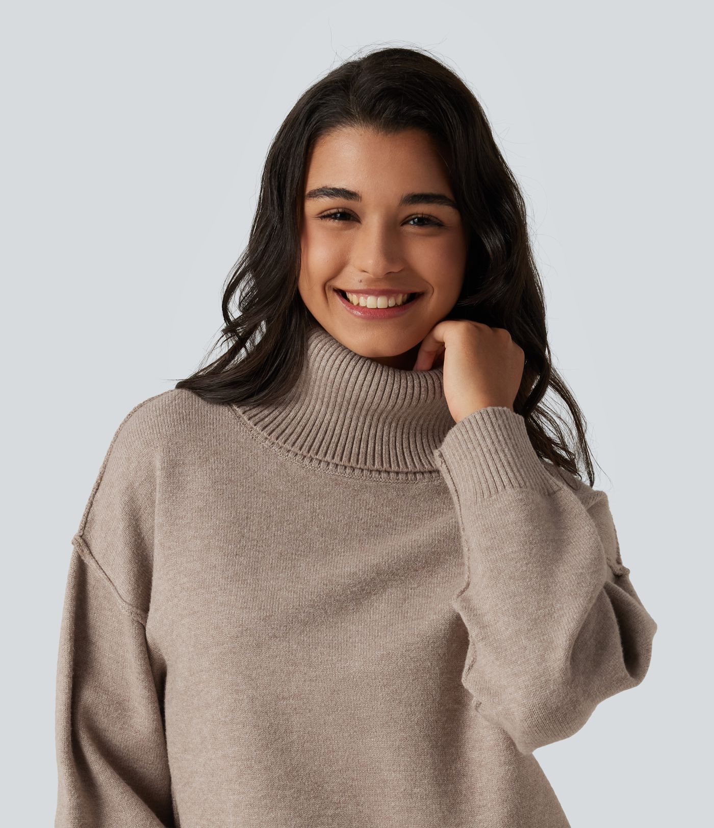 Lässiger Pullover mit hohem Kragen und langen Ärmeln
