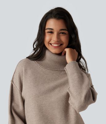 Lässiger Pullover mit hohem Kragen und langen Ärmeln