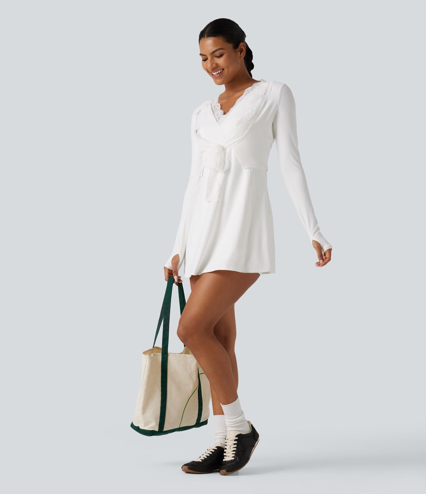 Robe-short de yoga mini SoftlyZero™ Plush accès facile Easy Peasy à col V avec coussinets amovibles, dentelle contrastée et poches