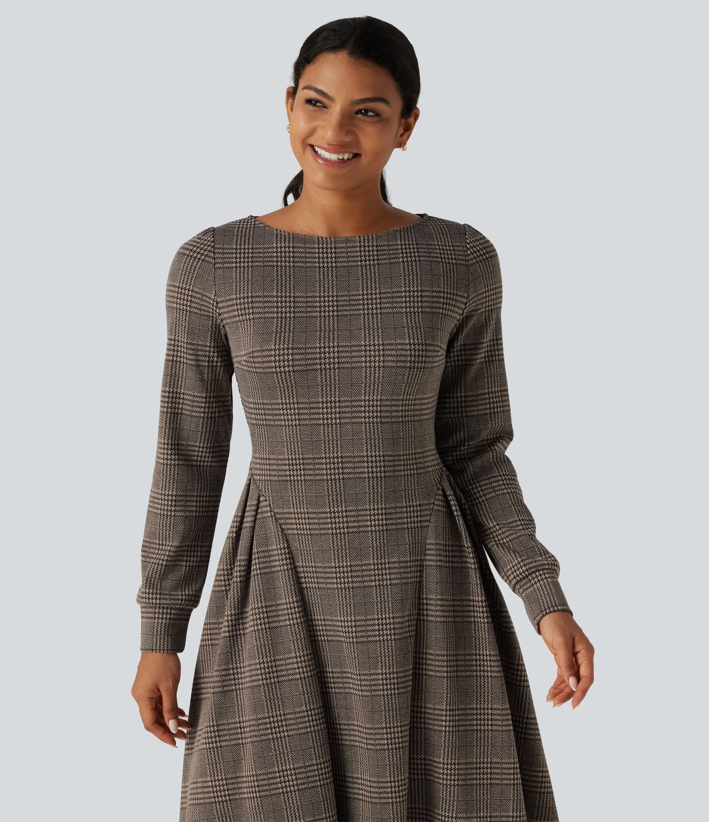 Ausgestelltes Büro-Midikleid mit U-Boot-Ausschnitt, langen Ärmeln und Karomuster