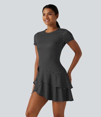 Lässiges Minikleid mit Rundhalsausschnitt, kurzen Ärmeln, Polka-Dots und gestuftem Rüschensaum