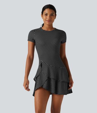 Lässiges Minikleid mit Rundhalsausschnitt, kurzen Ärmeln, Polka-Dots und gestuftem Rüschensaum