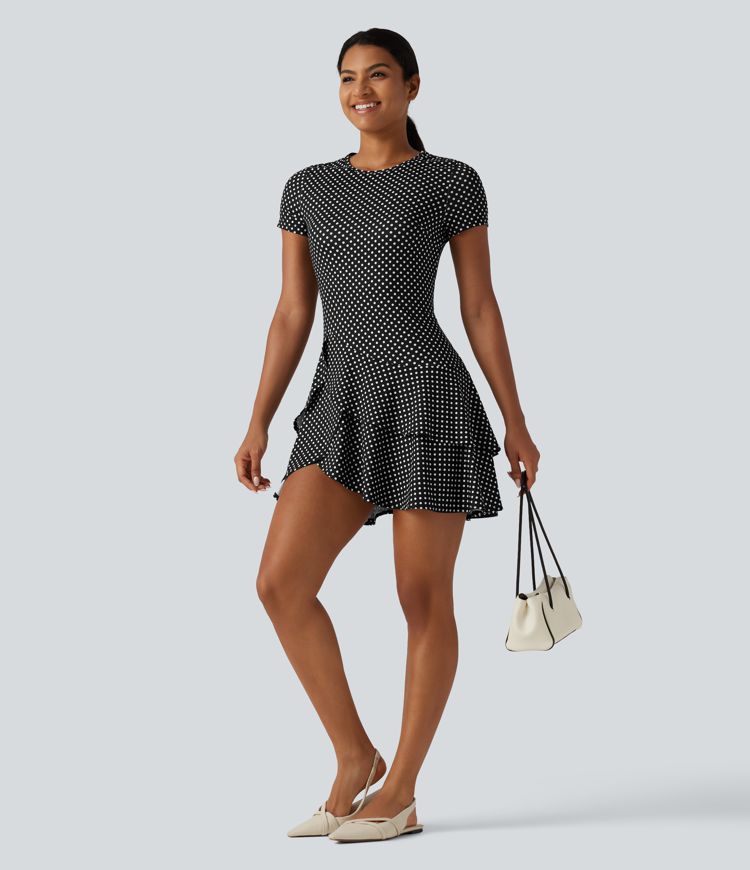 Lässiges Minikleid mit Rundhalsausschnitt, kurzen Ärmeln, Polka-Dots und gestuftem Rüschensaum