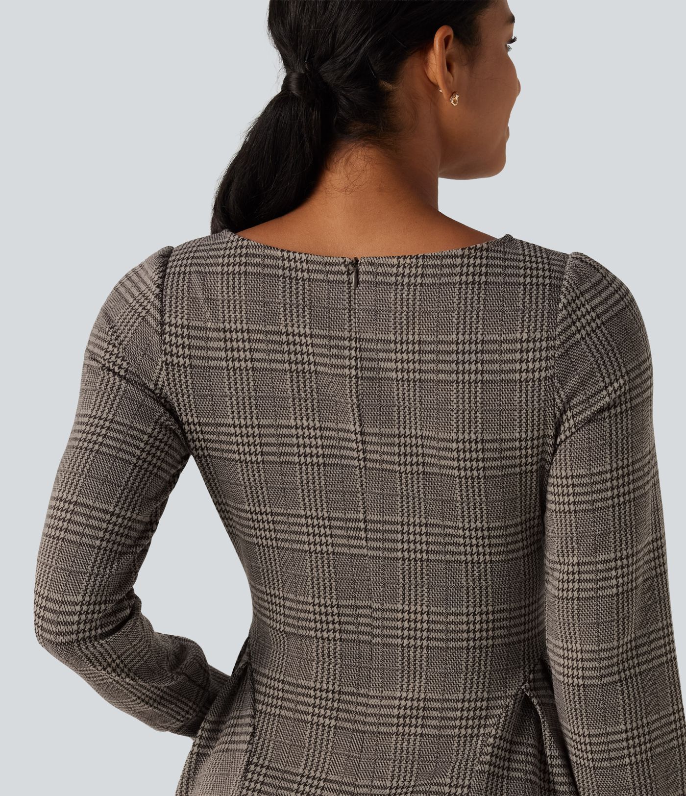 Ausgestelltes Büro-Midikleid mit U-Boot-Ausschnitt, langen Ärmeln und Karomuster