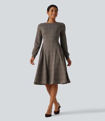 Ausgestelltes Büro-Midikleid mit U-Boot-Ausschnitt, langen Ärmeln und Karomuster