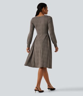 Ausgestelltes Büro-Midikleid mit U-Boot-Ausschnitt, langen Ärmeln und Karomuster