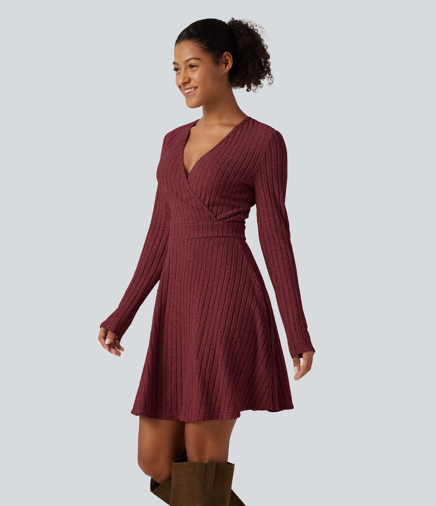 Robe mini en maille côtelée à col V croisé et manches longues