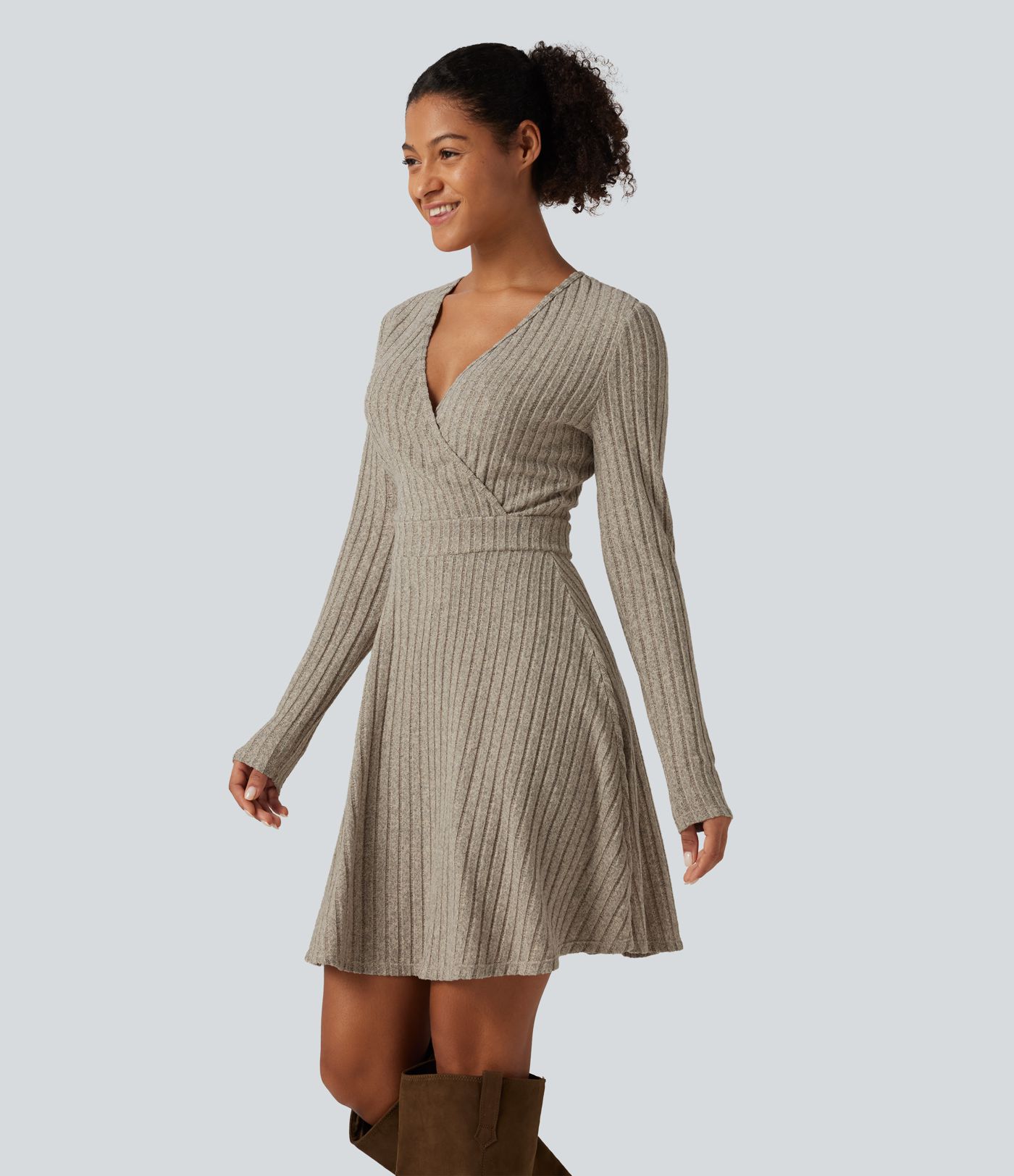 Robe mini en maille côtelée à col V croisé et manches longues