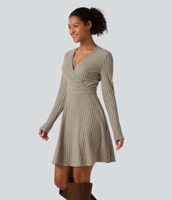 Robe mini en maille côtelée à col V croisé et manches longues