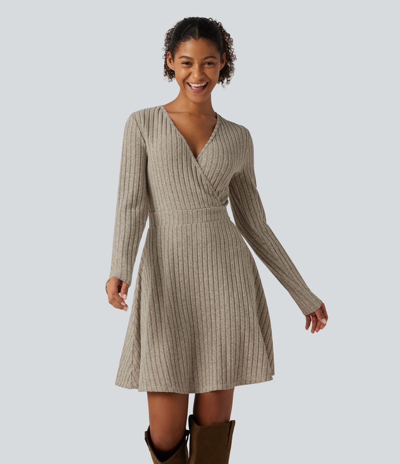 Robe mini en maille côtelée à col V croisé et manches longues