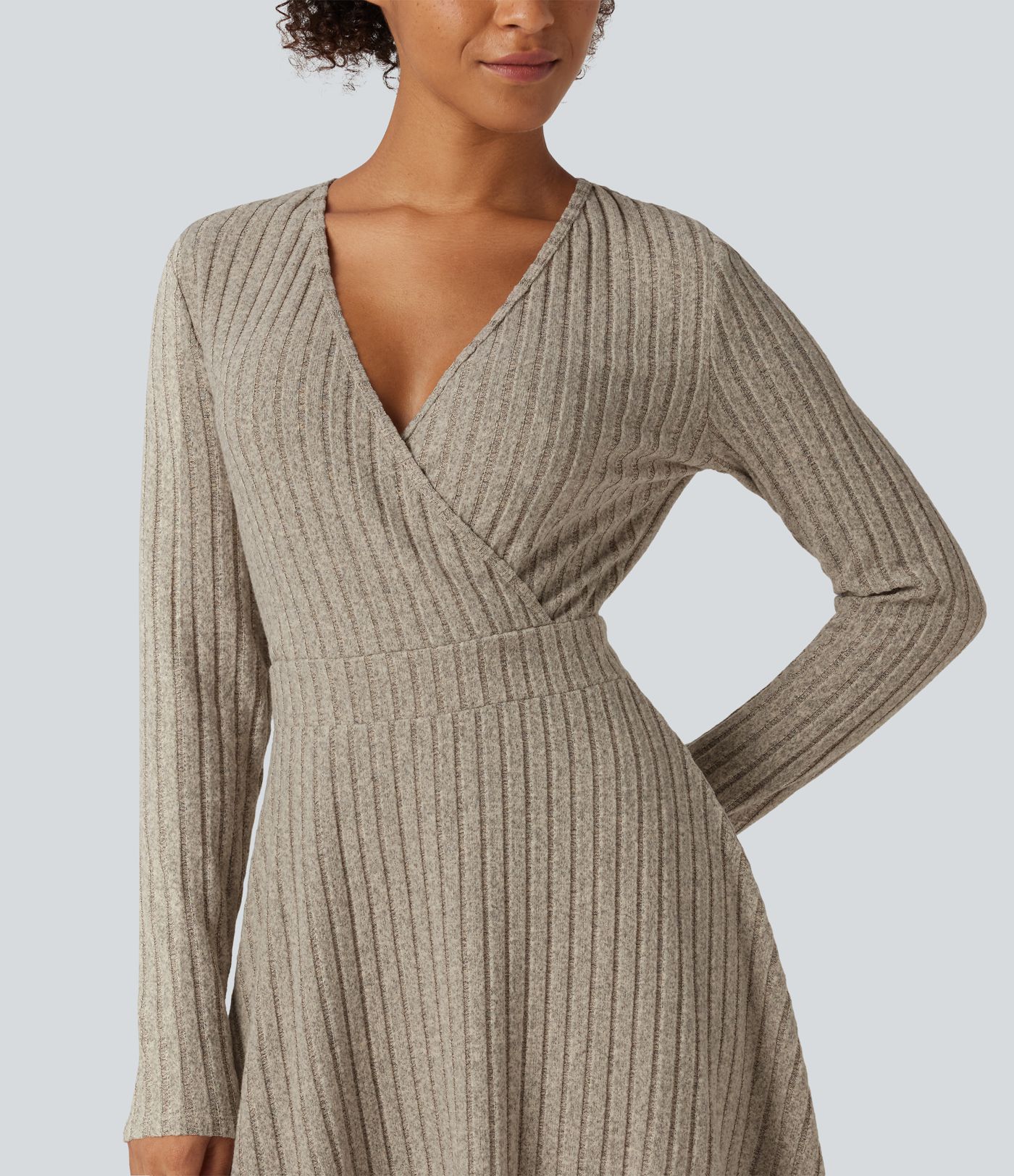 Robe mini en maille côtelée à col V croisé et manches longues