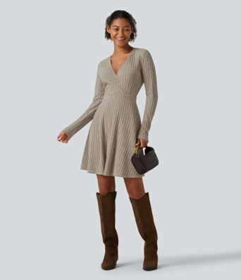 Robe mini en maille côtelée à col V croisé et manches longues