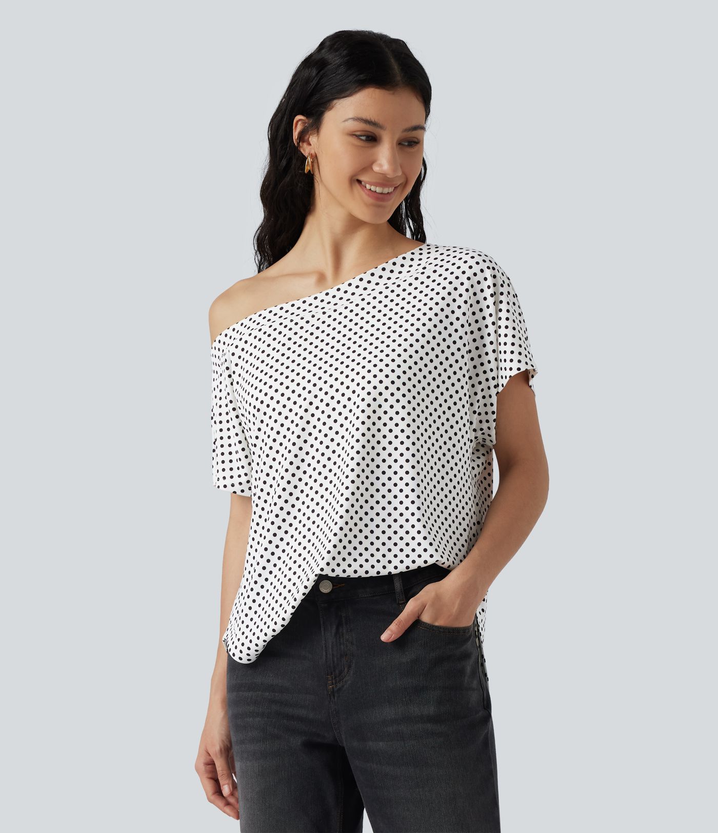 Top casual à pois épaule dénudée à manches courtes avec ourlet incurvé asymétrique et brassière intégrée